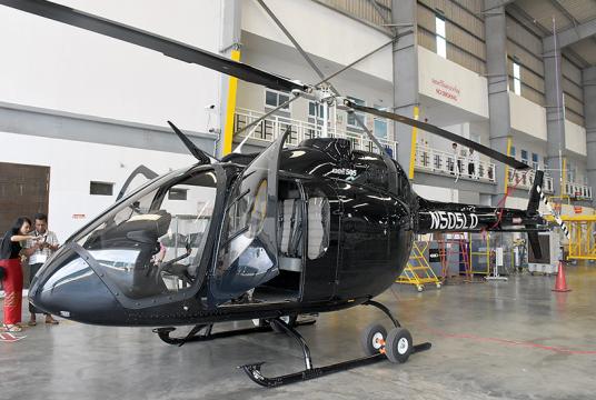 Bell 505 ရဟတ်ယာဉ်အား ရန်ကုန်အပြည်ပြည်ဆိုင်ရာလေဆိပ်တွင် လာရောက်ပြသစဉ် (ဓာတ်ပုံ-ရွှန်းလဲ့ဝင်း)