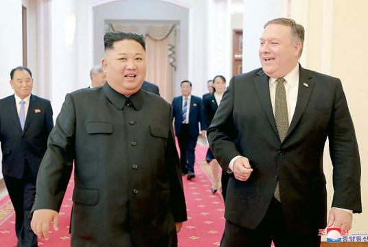 အောက်တိုဘာ ၇ ရက်တွင် ပြုံယမ်း၌ မြောက်ကိုရီးယားခေါင်းဆောင် ကင်ဂျုံအွန်(ဝဲ)က အမေရိကန်နိုင်ငံခြားရေးဝန်ကြီး ပွန်ပီယို(ယာ) ကို နှုတ်ဆက်နေစဉ် (Photo: AFP)