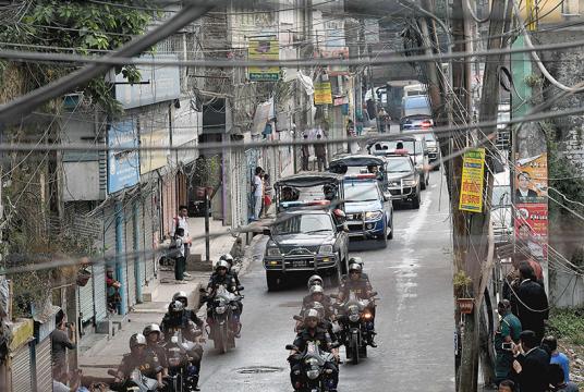 လက်ပစ်ဗုံးဖြင့် တိုက်ခိုက်မှုတွင် ပါဝင်သူများအား စီရင်ချက်ချမှတ်အပြီး အောက်တိုဘာ ၁၀ ရက်တွင် ဘင်္ဂလားဒေ့ရှ်လုံခြုံရေးတပ်ဖွဲ့များက စောင့်ကြပ်ခေါ်ဆောင်သွားစဉ် (Photo: AFP)