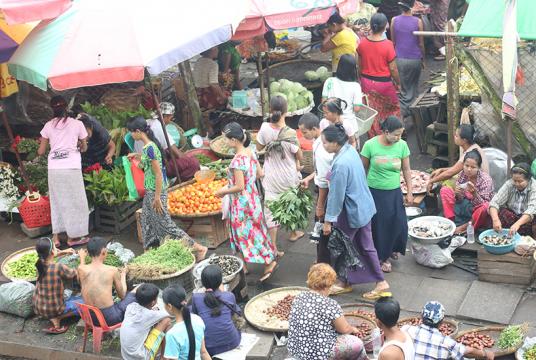 ရန်ကုန်မြို့ရှိ အခြေခံစားသောက်ကုန်များ ရောင်းချသည့် စျေးတစ်ခုကို တွေ့ရစဉ် (ဓာတ်ပုံ-ကြည်နိုင်)