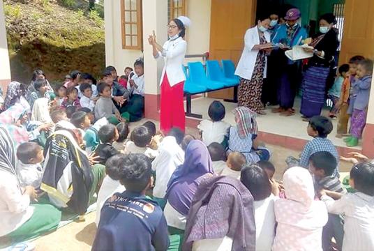 ဟီးလောင်းကျေးရွာတွင် ကျန်းမာရေးအဖွဲ့မှ စက်တင်ဘာ ၂၆ ရက်က ဆေးဝါးကုသမှုနှင့် ပညာပေးဟောပြောစဉ် (ဓာတ်ပုံ- ဦးလိန်းရှိမ်းအွမ်)