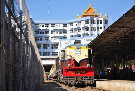 မန္တလေး-မြစ်ကြီးနား ပြေးဆွဲနေသော  ရထားတစ်စင်းကို တွေ့ရစဉ်