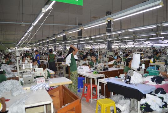  ရန်ကုန်မြို့ စက်မှုဇုန်တစ်ခုရှိ အထည်ချုပ်လုပ်ငန်းခွင်တစ်ခုကို တွေ့ရစဉ်