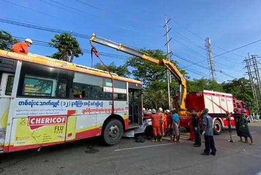 ကမာရွတ်မြို့နယ်တွင် ဖြစ်ပွားခဲ့သည့် ယာဉ်တိုက်မှုကို တွေ့ရစဉ် (ဓာတ်ပုံ-အားမာန် လူငယ်ပရဟိတအသင်း)
