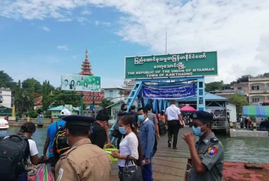 ထိုင်းနိုင်ငံတွင် ပိတ်မိနေသော နေရပ်ပြန် မြန်မာရွှေ့ပြောင်းလုပ်သားများအား မြန်မာဘက်ခြမ်း၌ ကြိုဆိုနေသည်ကို တွေ့ရစဉ်