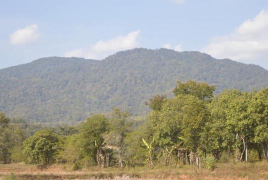 သတ္တုစူးစမ်းရှာဖွေခွင့်ရရှိခဲ့သည့် ဝန်းသို (၃) ဧရိယာတွင် တစ်ခုအပါအဝင်ဖြစ်သည့် ပင်လည်ဘူးမြို့နှင့် ဝန်းသိုမြို့အစပ်ကြားရှိ မှန်ကင်းတောင်ကို တွေ့ရစဉ်