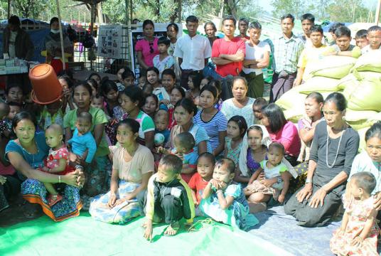 ကျောက်တော်မြို့နယ် ၀ါးတောင်ကျေးရွာ စစ်ဘေးရှောင်စခန်းအတွင်း နေထိုင်နေသည့် စစ်ဘေးရှောင် ပြည်သူများကို တွေ့ရစဉ်