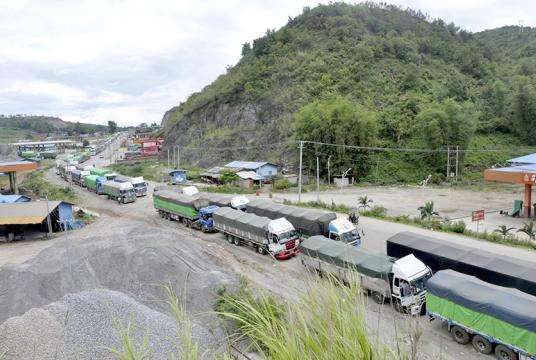 မူဆယ် ၁၀၅ မိုင်ကုန်သွယ်ရေးဇုန်သို့ ဝင်ရောက်ပြီး တရားဝင်ကုန်သွယ်မှု ဆောင်ရွက်မည့် ကုန်တင်ယာဉ်များကို တွေ့ရစဉ်