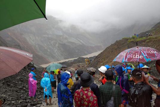 ဖားကန့်ဒေသတွင် ၂၀၂၀ ပြည့်နှစ် ဇူလိုင် ၂ ရက်က မြေပြိုကျမှု ဖြစ်စဉ်အတွင်း သေဆုံးသူများအား ရှာဖွေနေစဉ် (ဓာတ်ပုံ-အောင်ရဲဇော်)