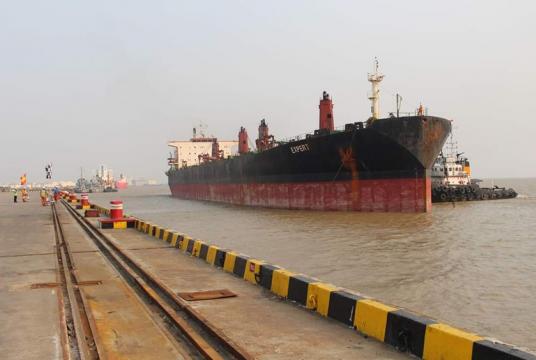 ရန်ကုန်ဆိပ်ကမ်းတစ်ခုသို့ဝင်ရောက်လာသည့် အပြည်ပြည်ဆိုင်ရာသင်္ဘောတစ်စီးအား တွေ့ရစဉ်