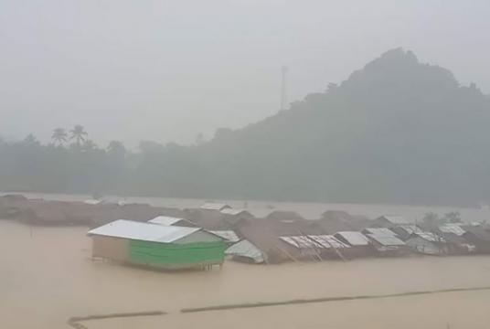 ရေနစ်မြုပ်နေသည့် ရက်ချောင်း စစ်ဘေးရှောင်စခန်းကို တွေ့ရစဉ် (ဓာတ်ပုံ - Mrata Zaung)