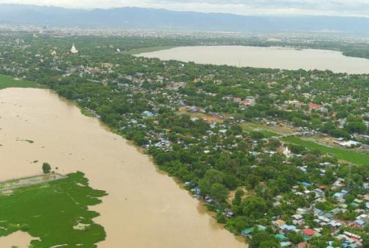 ဧရာဝတီမြစ်ကမ်း တာရိုးကျိုးပေါက်မှုကြောင့် ရေဝင်နစ်မြုပ်နေသည့် နေရာအချို့ကို အပေါ်စီးမှ တွေ့ရစဉ် (ဓာတ်ပုံ- မန္တလေးသတင်းအဖွဲ့)