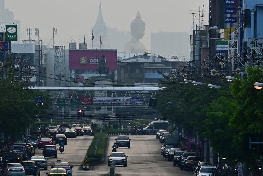 မတ် ၇ ရက် ထိုင်းနိုင်ငံဘန်ကောက်မြို့တော်တွင် လေထုညစ်ညမ်းမှုကြောင့် မြူများအုပ်ဆိုင်းနေပုံကို တွေ့ရစဉ် (Photo – Reuters)