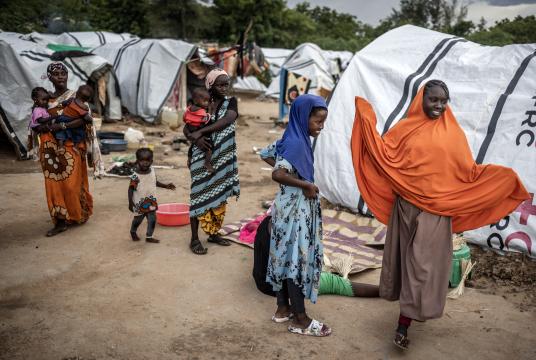 ရေလွှမ်းမိုးမှုဖြစ်ပွားနေသည့် ကင်ညာနိုင်ငံရှိ ကယ်ဆယ်ရေးစခန်းတစ်ခုတွင် အမျိုးသမီးများနှင့် ကလေးများကို နိုဝင်ဘာ ၂၀ ရက်က တွေ့ရစဉ် (Photo_AFP)
