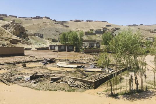 အာဖဂန်နစ္စတန်နိုင်ငံအနောက်ပိုင်း ဂေါပြည်နယ်တွင် ရေလွှမ်းမိုးမှုဖြစ်ပွားပြီးနောက် ထိခိုက်ပျက်စီးခဲ့သည့် အဆောက်အအုံများကို မေ ၁၈ ရက်က တွေ့ရစဉ်