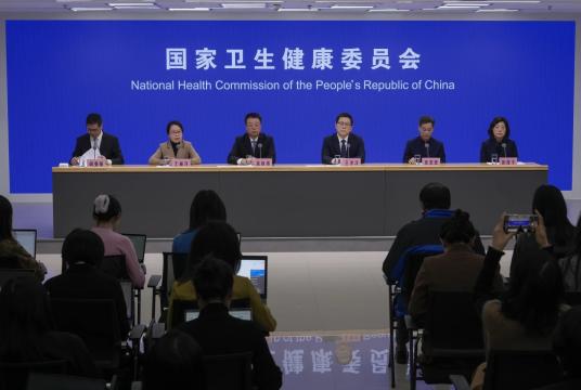 ဇန်နဝါရီ ၁၂ ရက်က တရုတ်နိုင်ငံ ပေကျင်းမြို့တော်တွင် အမျိုးသားကျန်းမာရေး ကော်မရှင်မှ ပြုလုပ်သော သတင်းစာ ရှင်းလင်းပွဲကို တွေ့မြင်ရစဉ်(Photo:AP)
