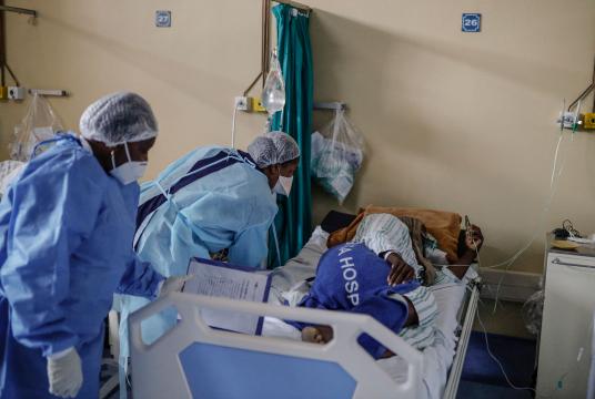 မတ် ၂ ရက်၌ တောင်အာဖရိကနိုင်ငံ တမ်ဘီဆာမြို့ရှိ ဆေးရုံတစ်ရုံတွင် ကိုရိုနာဗိုင်းရပ်စ် လူနာတစ်ဦးအား သူနာပြုတစ်ဦးက စကားပြောနေပုံကို တွေ့ရစဉ် (Photo: AFP)