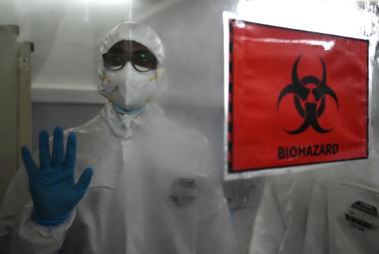 မျောက်ကျောက်ရောဂါကို စစ်ဆေးရန် ဖွင့်လှစ်ထားသည့် ဓာတ်ခွဲခန်းတွင် PPE ဝတ်စုံဝတ် အိန္ဒိယကျန်းမာရေးဝန်ထမ်းတစ်ဦးကို ဇူလိုင် ၂၈ ရက်က တွေ့ရစဉ်