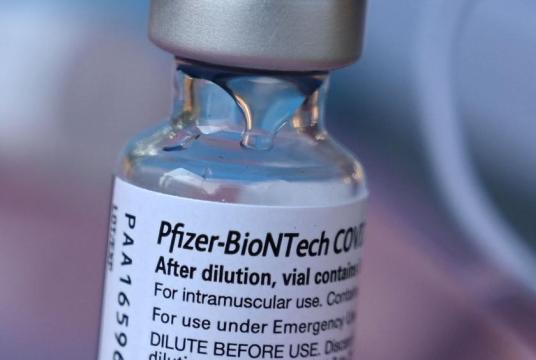 Pfizer/BoiNTech ဆေးကုမ္ပဏီထုတ် COVID-19 ကာကွယ်ဆေးပုလင်းကို တွေ့ရစဉ် (Photo : AFP)