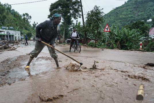ရဝမ်ဒါ၏အနောက်ပိုင်းပြည်နယ်တွင် ရေကြီးမှု ဖြစ်ပွားပြီးနောက် အမျိုးသားတစ်ဦးက လမ်းပေါ်မှ အမှိုက်များကို ရှင်းလင်းနေပုံအား မေလ ၄ ရက်ကတွေ့ရစဉ် (Photo – AFP)