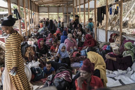 မေ ၄ ရက်က အီသီယိုပီယားနိုင်ငံ မာတီမာမြို့တွင် ယာယီအမိုးအကာများဖြင့် နေထိုင်နေသော ဆူဒန်ဒုက္ခသည်များကို တွေ့ရစဉ် (Photo – AFP)