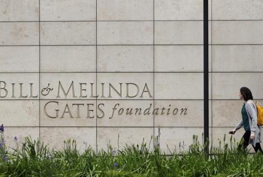 ၂၀၁၈ ခုနှစ် ဧပြီ ၂၇ ရက်က Bill and Melinda Gates ဖောင်ဒေးရှင်းဌာနချုပ်အပြင်ဘက်တွင် လူတစ်ဦးလမ်းလျှောက်နေစဉ် (Photo-AP)
