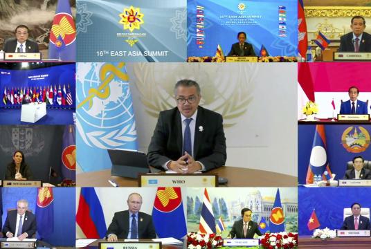 အောက်တိုဘာ ၂၇ ရက်က အာဆီယံ - အရှေ့အာရှ ညီလာခံတွင် WHO အကြီးအကဲ တက်ဒရိုက (လယ်) က အမှာစကားပြောကြားနေစဉ်