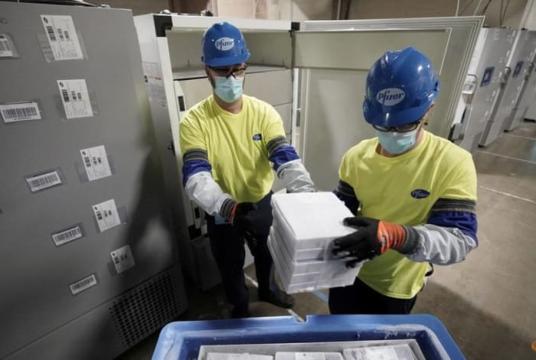တင်ပို့ပေးမည့် Pfizer ကိုဗစ်ကာကွယ်ဆေးများကို မစ်ရှီဂန်ပြည်နယ်၊ Pfizer စက်ရုံ၌ ပြင်ဆင်နေပုံအား ၂၀၂၁ ခုနှစ် ဒီဇင်ဘာ ၁၃ ရက်က တွေ့ရစဉ်