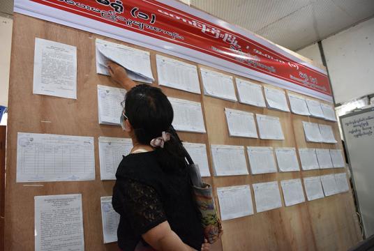 တောင်ကြီးမြို့တွင် ဇူလိုင် ၂၅ ရက်က မဲစာရင်းလာရောက်ကြည့်ရှုနေသူတစ်ဦးအား တွေ့ရစဉ်