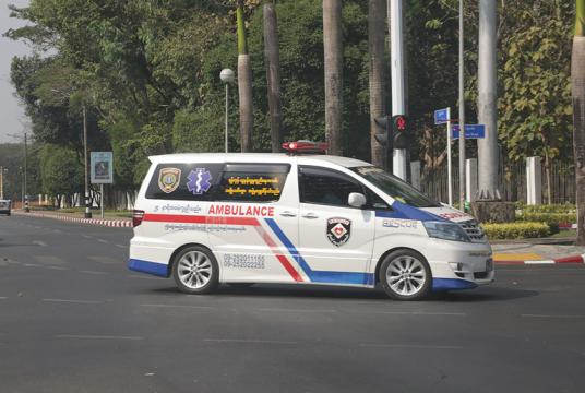 ရန်ကုန်မြို့ မြို့နယ်တစ်ခုအတွင်း သွားလာနေသော လူမှုကူညီရေးအသင်းအဖွဲ့ယာဉ်တစ်စီးကို ဖေဖော်ဝါရီ ၂၆ ရက်က တွေ့ရစဉ် (ဓာတ်ပုံ - သီဟအောင်)