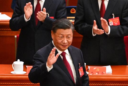 အောက်တိုဘာ ၁၆ ရက်က ပြုလုပ်သည့် အကြိမ် ၂၀ မြောက် တရုတ်ကွန်မြူနစ်ပါတီညီလာခံ တက်ရောက်ရန် ပေကျင်းမြို့ရှိ ပြည်သူ့ခန်းမဆောင်ကြီးသို့ သမ္မတရှီကျင်းပင် ရောက်ရှိလာစဉ် (Photo-AFP)