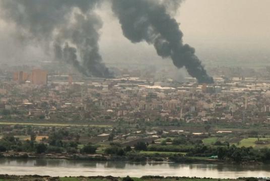 ဧပြီ ၂၈ ရက်က ဆူဒန်၏မြို့တော် ခါတွန်မြို့တစ်နေရာမှ မီးခိုးများတလိပ်လိပ်တက်နေပုံကို တွေ့ရစဉ် (Photo – AFP)