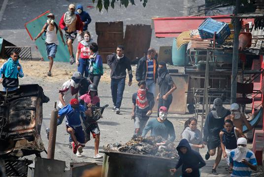 ဇန်နဝါရီ ၂၁ ရက်တွင် မြို့တော် ကာရာကတ်စ်အနီး ကိုတီဇာဒေသတွင် အစိုးရဆန့်ကျင်ဆန္ဒပြသူများကို တွေ့ရစဉ်