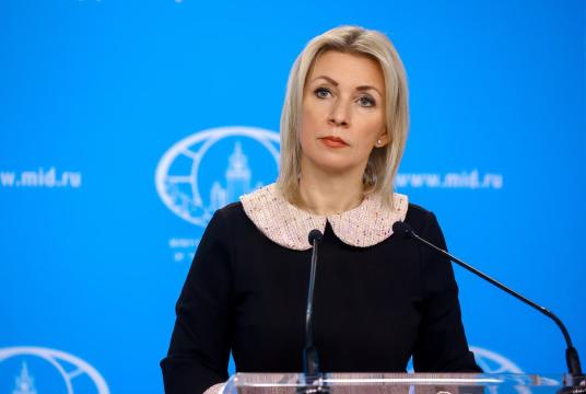 မော်စကိုသတင်းစာရှင်းလင်းပွဲ၌ ဒမတ်စကတ်လေဆိပ်ကို အစ္စရေးတိုက်ခိုက်မှုအား ရှုတ်ချကြောင်းပြောကြားနေသည့် ဇာခါရိုဗာကို နိုဝင်ဘာ ၂၇ ရက်တွင် တွေ့ရစဉ် (Ref: AFP)