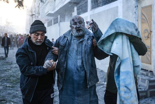 ဂါဇာကမ်းမြောင်တောင်ပိုင်းရှိ ရာဖာကို အစ္စရေးတိုက်ခိုက်ခြင်းကြောင့် ထိခိုက်ဒဏ်ရာရသွားသူတစ်ဦးကို ဒီဇင်ဘာ ၃ ရက်တွင်တွေ့ရစဉ်(Photo: AFP)
