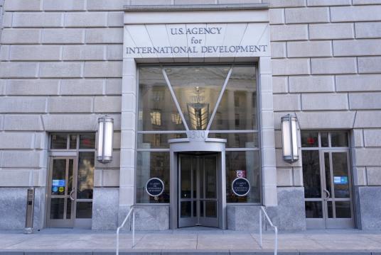 USAID ရုံးချုပ်၏အဝင်တံခါးကို ဖေဖော်ဝါရီ ၁ ရက်တွင် ရိုက်ထားသောပုံ၌ တွေ့ရစဉ်(Photo: AP)