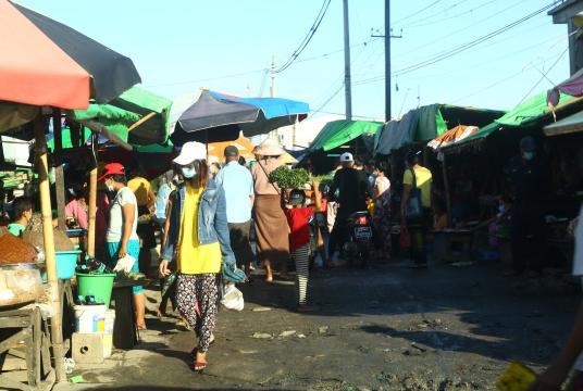 ရန်ကုန်မြို့ လှိုင်သာယာမြို့နယ်အတွင်းရှိ စျေးတစ်စျေးတွင် စျေးသည်၊ စျေးဝယ်တို့ကို တွေ့ရစဉ် (ဓာတ်ပုံ - သီဟအောင်)