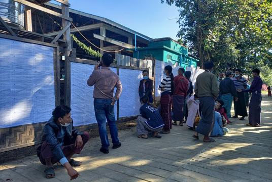 ဟုမ္မလင်းမြို့ ခိုပဲဝရပ်ကွက် မဲရုံအမှတ် (၁) တွင် ကပ်ထားသည့် မဲစာရင်းအားကြည့်ရှုနေသည့် မဲဆန္ဒရှင်များကို နိုဝင်ဘာ ၈ ရက်က တွေ့ရစဉ်