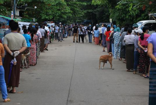 ရန်ကုန်မြို့ တောင်ဥက္ကလာပမြို့နယ်အတွင်းရှိ မဲရုံတစ်ခုတွင် နိုဝင်ဘာ ၈ ရက်က ဆန္ဒမဲပေးရန် စောင့်ဆိုင်းနေသူများကို တွေ့ရစဉ် (ဓာတ်ပုံ-အောင်မျိုးသန့်)
