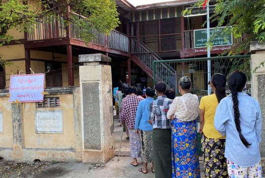 နိုဝင်ဘာ ၈ ရက်က မိတ္ထီလာမြို့နယ် ရတနာမာန်အောင်ရပ်ကွက် မဲရုံအမှတ် ၄ တွင် မဲပေးရန် စောင့်ဆိုင်းနေသူများအား တွေ့ရစဉ် (ဓာတ်ပုံ-ဝဏ္ဏစိုး)