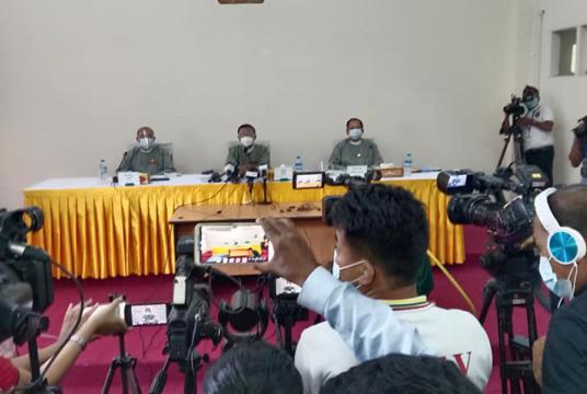 ရန်ကုန်မြို့ တောင်ဥက္ကလာပမြို့နယ်အတွင်းရှိ မဲရုံတစ်ခုတွင် နိုဝင်ဘာ ၈ ရက်က ဆန္ဒမဲပေးရန် စောင့်ဆိုင်းနေသူများကို တွေ့ရစဉ် (ဓာတ်ပုံ-အောင်မျိုးသန့်)