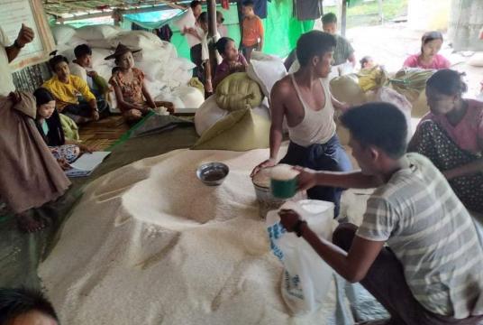 မြေပုံမြို့နယ်ရှိ စစ်ဘေးရှောင်စခန်း တစ်ခုတွင် ရိက္ခာများကို ခွဲဝေးပေးနေစဉ်