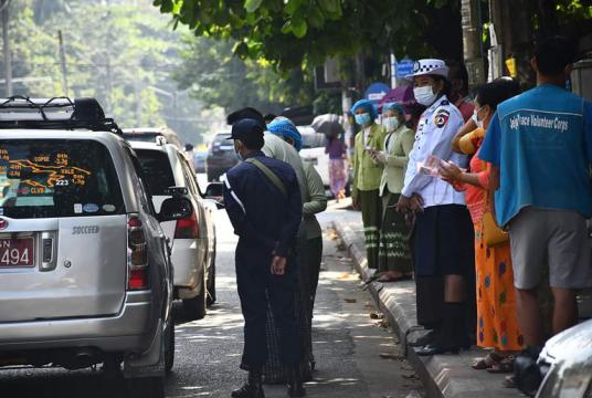 ရန်ကုန်မြို့တွင် Stay at Home သတ်မှတ်ထားမှုကို ယာဉ်မောင်းများအား အသိပညာပေးခြင်း၊ မေးမြန်းခြင်း ဆောင်ရွက်နေစဉ် (ဓာတ်ပုံ-မျိုးထက်ပိုင်)