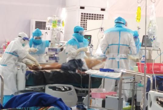 COVID-19 ပိုးတွေ့ လူနာများအနက် ရောဂါပြင်းထန်၍ ICU ၌ ကြပ်မတ်ကုသနေရသည့် လူနာများကို တွေ့ရစဉ်
