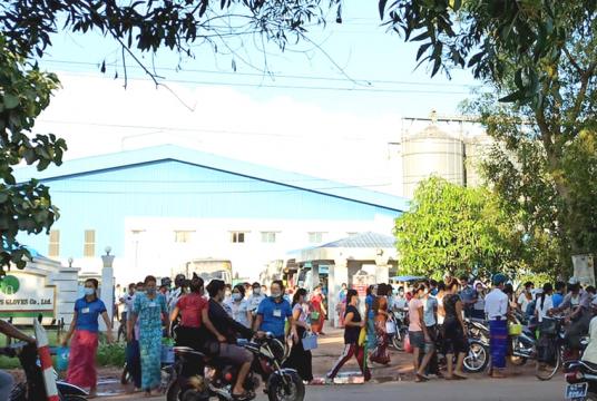 ပဲခူးစက်မှုဇုန်ရှိ စက်မှုဇုန်လုပ်သားများကို တွေ့ရစဉ်