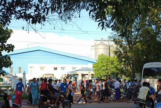 ပဲခူးစက်မှုဇုန်ရှိ စက်မှုဇုန်လုပ်သားများကို တွေ့ရစဉ်