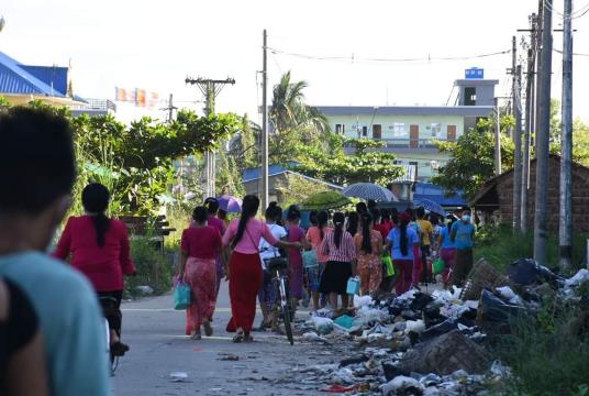 စက်မှုဇုန်ရှိ စက်ရုံတစ်ရုံတွင် အလုပ်လုပ်ကိုင်သည့် အလုပ်သမားများ အလုပ်ဆင်းလာနေသည်ကို တွေ့ရစဉ် (ဓာတ်ပုံ-မျိုးထက်ပိုင်)