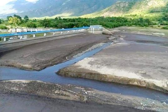 မြစ်သားမြို့နယ်ရှိ ကင်းတားရေလှောင်တမံကို တွေ့ရစဉ် (ဓာတ်ပုံ-တိုင်းဒေသကြီး လယ်ဆည်ဝန်ကြီး Dr. Soe Than FB)