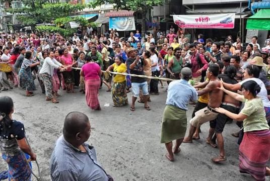 မန္တလေးမြို့တွင် မိုးရွာရန်အတွက် မိုးခေါ်လွန်ဆွဲပွဲကို ၈၁လမ်း ၂၁လမ်း နှင့် ၂၂လမ်းကြားရှိ ဗောင်းတော်ကျ ဆုတောင်းပြည့်မြတ်စွာဘုရားရှေ့တွင်  မိုးရွာရန်အတွက် ရပ်ကွက်နေပြည်သူများက စုပေါင်းကာ မိုးခေါ်လွန်ဆွဲပွဲကျင်းပခြင်းကို ၂၀၁၉ ခုနှစ် မေလ ၂ ရက်က ပြုလုပ်ခဲ့စဉ်။ (ဓာတ်ပုံ-သက်ထွန်းအောင်)