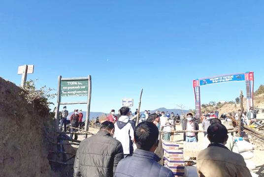 တီးတိန်မြို့နယ် တွီးထန်ကျေးရွာသို့ အလှူရှင်များ သွားရောက်လှူဒါန်းနေစဉ်